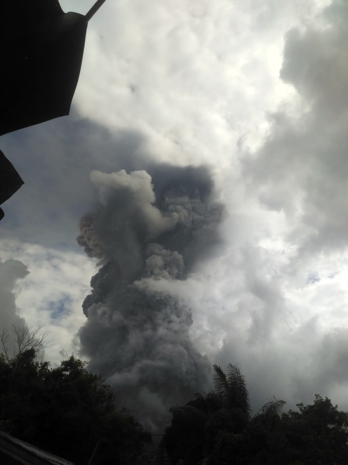 Kondisi Gunung Merapi sedang mengalami erupsi